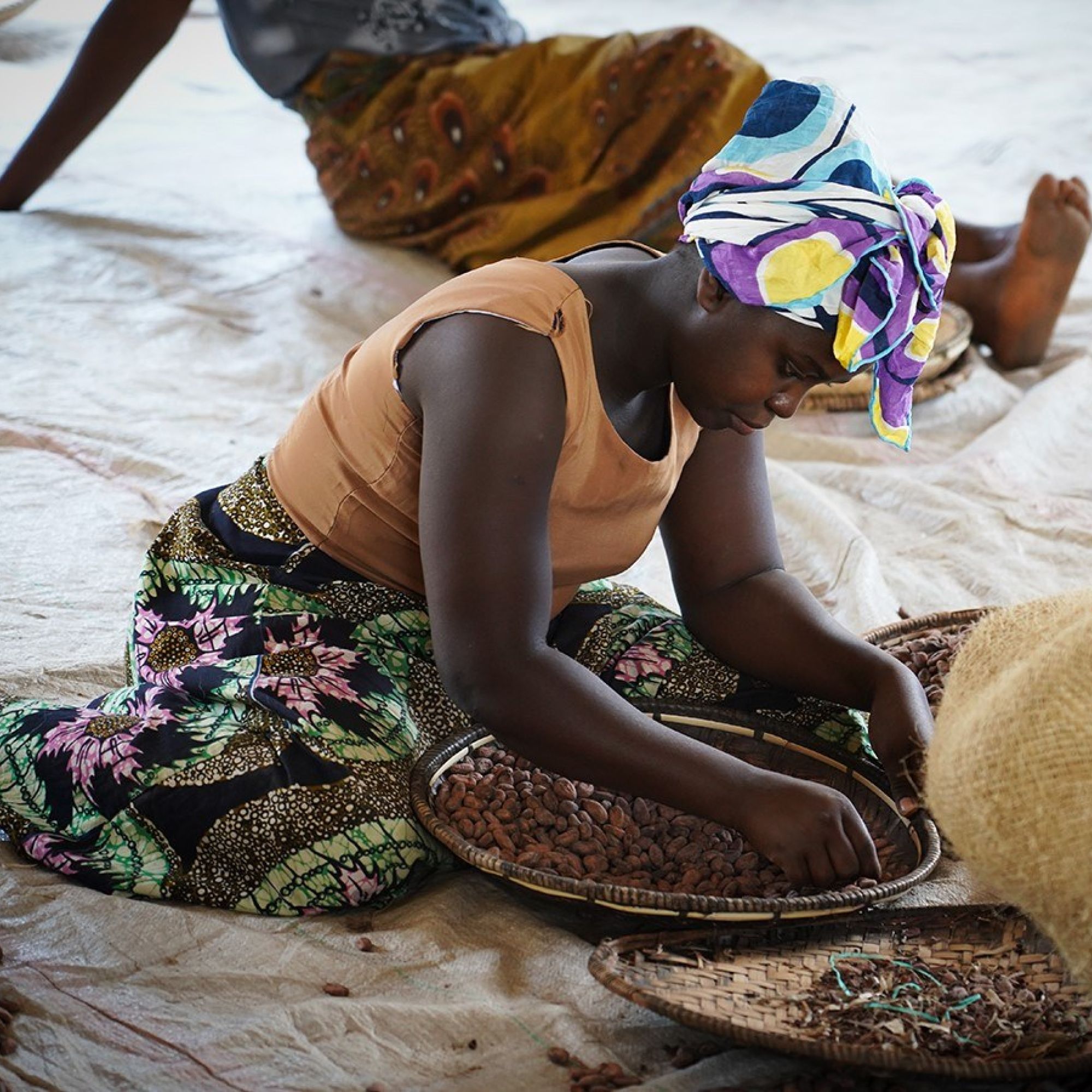 Kokoa Kamili Lady Sorting Beans